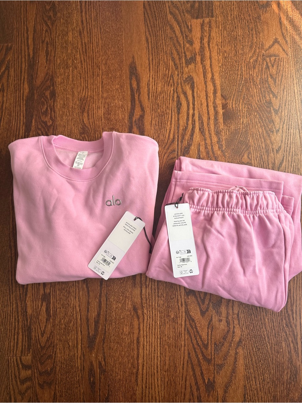 *SET* NWT Alo Accolade Set in Candy Heart Pink ๐ - Picture 9 of 9